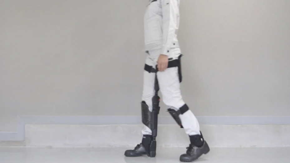 Hat ein bisschen was vom Stormtrooper-Outfit. (Screenshot: Archelis) Dieses Exoskelett ist ein anziehbarer Stuhl