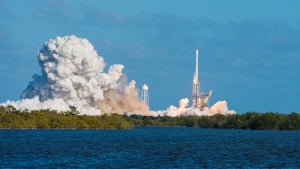 Falcon Heavy schießt geheime Fracht ins All