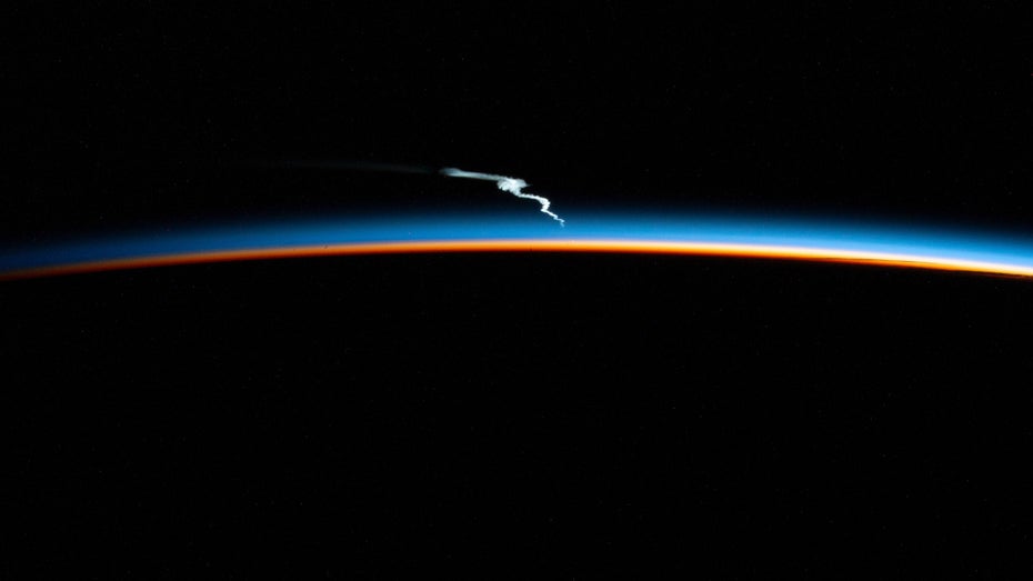 Die zwei Fotos, die die Internationale Raumstation (ISS) auf Twitter veröffentlichte, zeigte die Rauchfahne der Falcon-Heavy-Rakete nach ihrem Start am 15. Januar – aus dem Weltall gesehen. (Bild: Twitter.com/Space_Station)