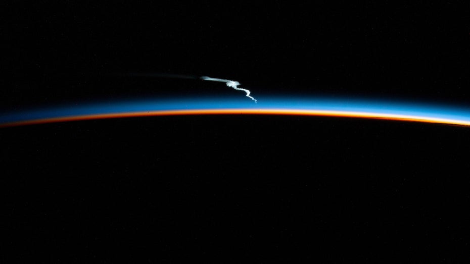 Die zwei Fotos, die die Internationale Raumstation (ISS) auf Twitter veröffentlichte, zeigte die Rauchfahne der Falcon-Heavy-Rakete nach ihrem Start am 15. Januar – aus dem Weltall gesehen. (Bild: Twitter.com/Space_Station) Die zwei Fotos, die die Internationale Raumstation (ISS) auf Twitter veröffentlichte, zeigte die Rauchfahne der Falcon-Heavy-Rakete nach ihrem Start am 15. Januar – aus dem Weltall gesehen. (Bild: Twitter.com/Space_Station)