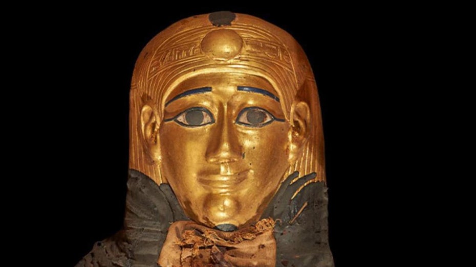 Unter anderem seine Maske hat der Mumie den Namen „Golden Boy“ eingebracht. (Bild: Sahar Saleem et al.) „Golden Boy“: Mumie nach 2.300 Jahren per CT und Röntgen ausgewickelt