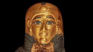 „Golden Boy”: Mumie nach 2.300 Jahren per CT und Röntgen ausgewickelt