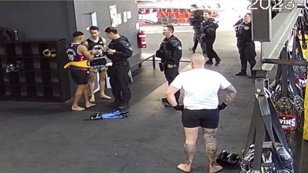 Die Polizei nahm im Gym auch Personalien auf. (Screenshot: Instagram) Apple Watch schickt 15 Polizisten zu Boxtraining, weil sie Schüsse hörte