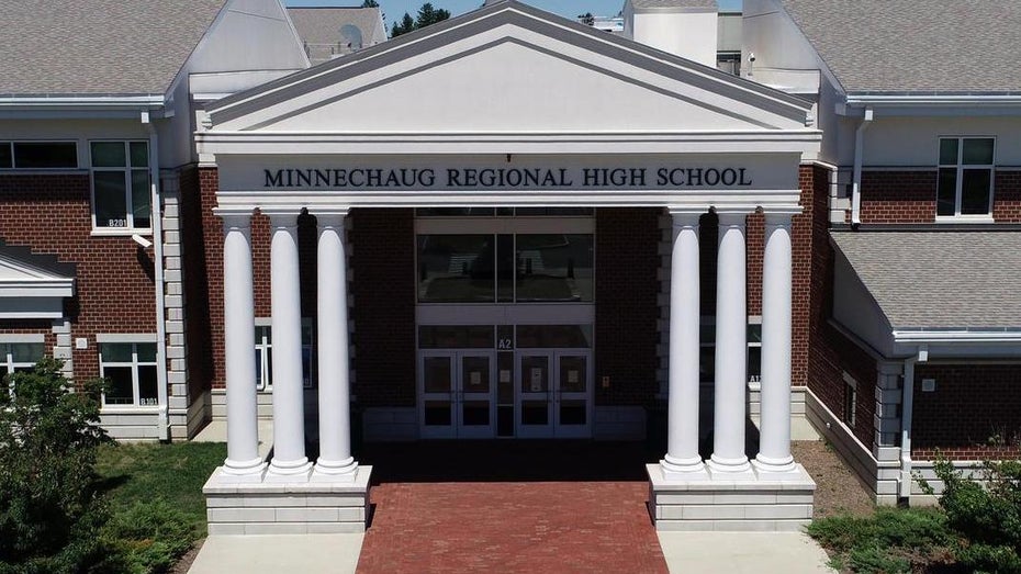 Hier sind die Lichter Tag und Nacht an. (Bild: Minnechaug Regional High School) An dieser US-Schule geht das Licht nie aus – wegen eines Softwarefehlers