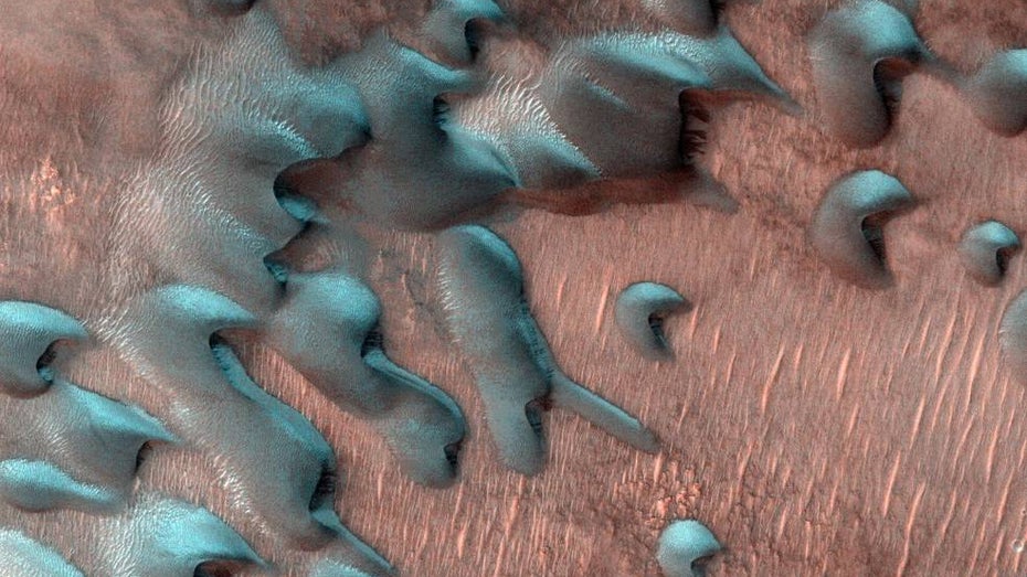 So sieht Frost auf dem Mars aus: Die Sanddünen sind mit einer Mischung aus Trockeneis und Wassereis bedeckt. Aufgenommen wurde das Bild von der HiRise-Kamera am Mars- Orbiter Reconnaissance der Nasa. (Bild: Nasa/JPL-Caltech/University of Arizona) Bei Minus 123 Grad: So sieht der Winter auf dem Mars aus
