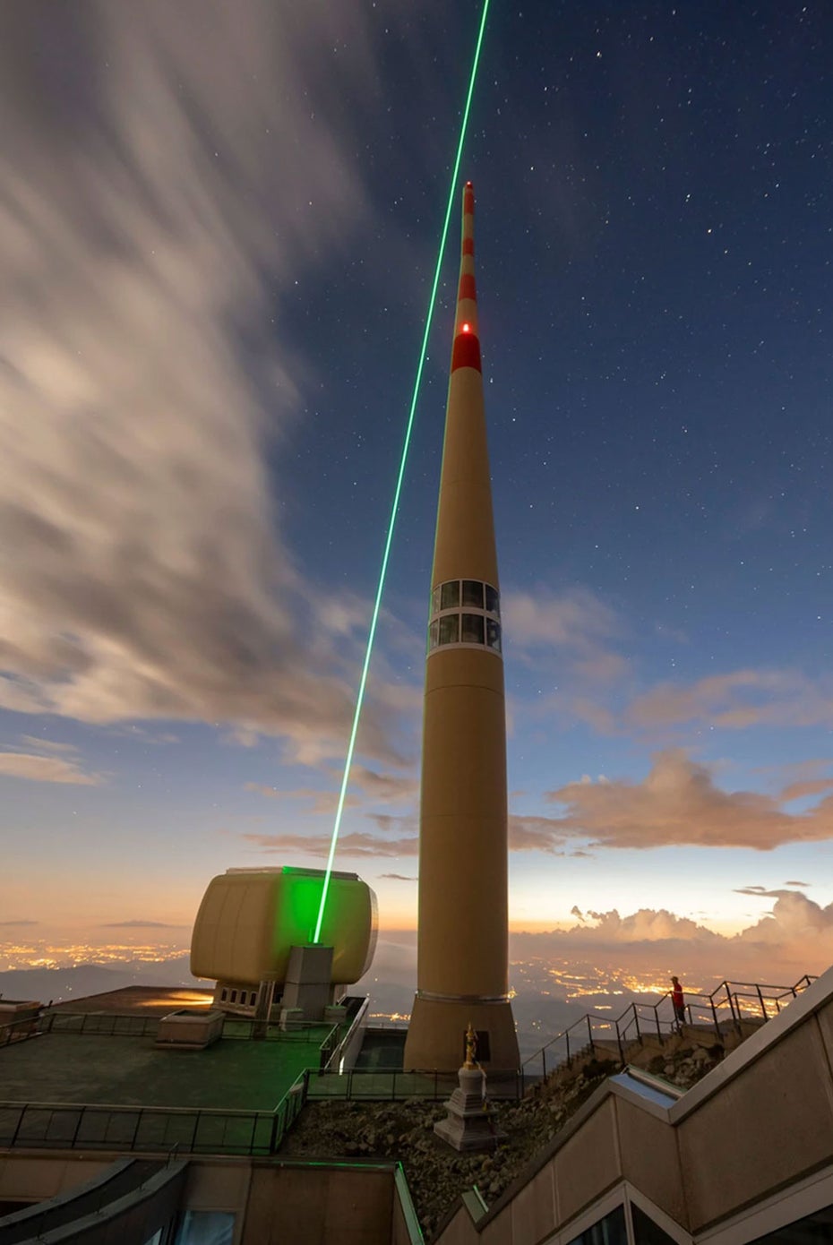 Kommunikationsturm auf dem Berg Säntis, in direkter Nähe ein Laserstrahl. (Bild: Martin Stollberg)