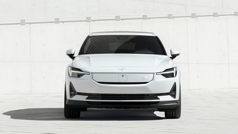 Polestar 2 verbessert: Mehr Leistung und mehr Reichweite im neuen Design