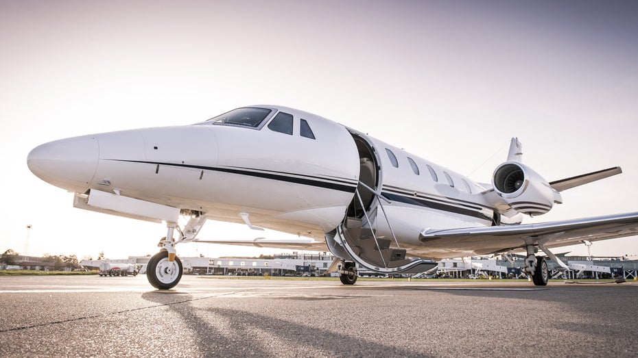 Elon Musks Privatjet wird jetzt via Threads getrackt. (Foto: Shutterstock / Dimitrije Ostojic) ElonJet is back: Umstrittener Privatjet-Tracker zieht von Twitter zu Threads