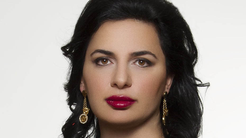 Onecoin-Betrügerin Ruja Ignatova auf einem Bild von 2015. (Bild: Onecoin) Lebt die „Krypto-Queen“ doch noch? Podcaster findet Spur der Onecoin-Betrügerin