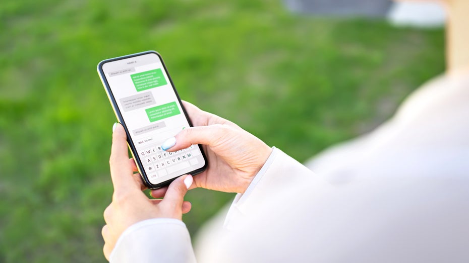 Wer schreibt eigentlich noch SMS? (Foto: Tero Vesalainen / Shutterstock) Urteil: Arbeitnehmer müssen in ihrer Freizeit keine dienstlichen SMS lesen