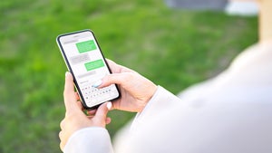 Urteil: Arbeitnehmer müssen in ihrer Freizeit keine dienstlichen SMS lesen