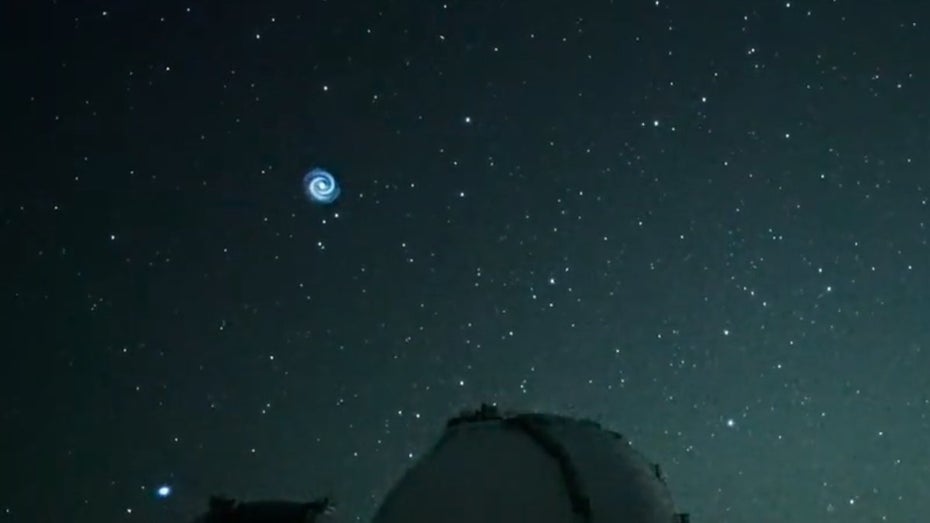 SpaceX-Rakete hinterlässt Spirale über Hawaii. (Foto: National Astronomical Observatory Japan) Seltsame Spirale über Hawaii könnte von SpaceX-Rakete stammen