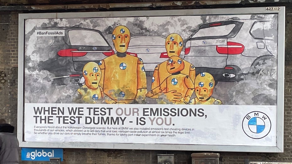 Der Künstler Darren Cullen entwarf das Motiv, bei dem Crashtestdummys behaupten, BMW nutze die Menschen als Dummys, wenn es um die Gesundheitsschädigung gehe. (Foto: Brandalism/Curren) Mit Fake-Ads für BMW und Toyota: Klimaaktivisten fordern Werbeverbot für Verbrenner