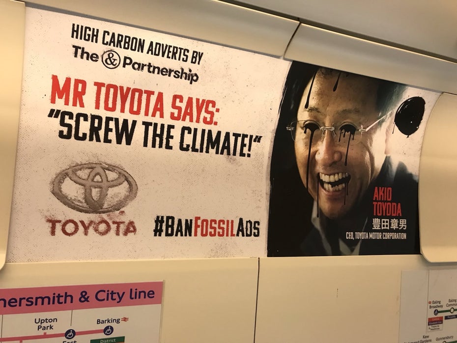 Fake-Werbung in der U-Bahn: Herr Toyota sagt: Scheiß aufs Klima.