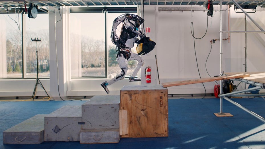 Atlas wird die waghalsigen Sprünge künftig nicht mehr durchführen. (Screenshot: Boston Dynamics) Das Ende von Atlas: Boston Dynamics schickt den humanoiden Roboter mit einem letzten Video in Rente