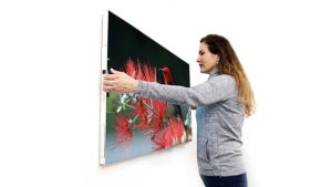 Keine Kabel: Dieser 55-Zoll-OLED-TV hängt mit Saugnäpfen an der Wand