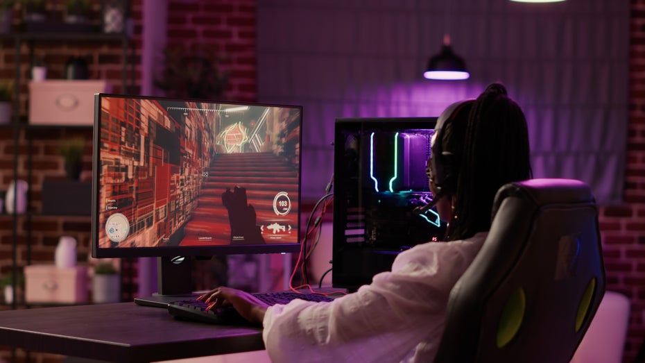 Gaming oder doch nur Lets-Play-Video? Wer seinen Mitarbeitern Gaming in der Arbeitszeit vorwirft, sollte sich sicher sein, dass der Vorwurf stimmt. (Foto: DC Studio/ Shutterstock) Gaming-Vorwurf am Arbeitsplatz: Grafikkarte rettet einem Gamer den Job