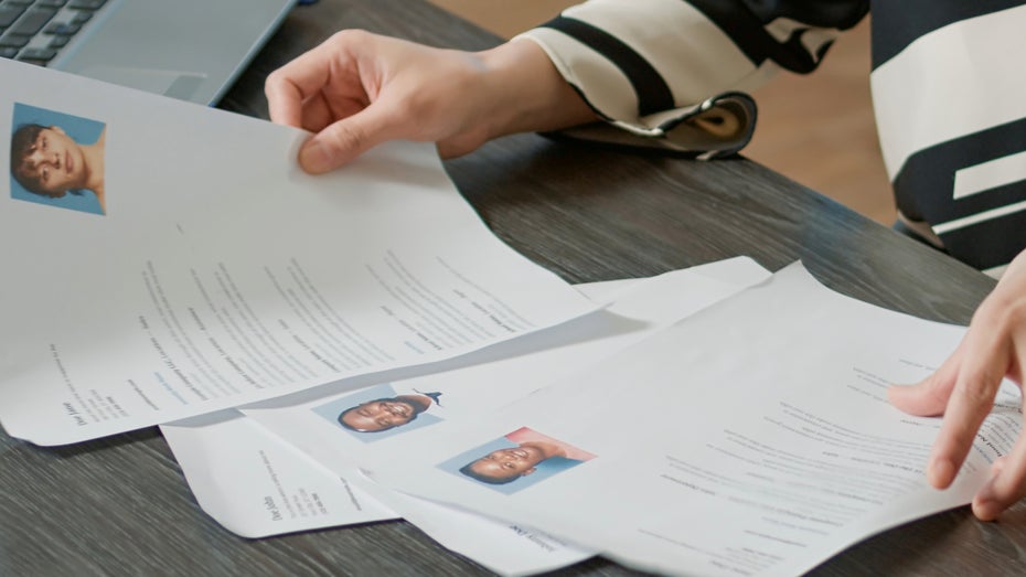 Sind Bewerbungen per KI die Zukunft der Jobsuche? Oder ist die klassische Vorgehensweise besser? (Foto: Shutterstock/DC Studio) Bewerbung KI Jobsuche
