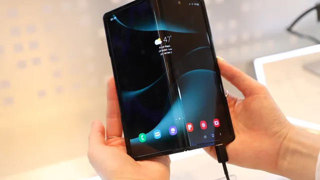 360-Grad-Display: Samsung zeigt Prototypen „Flex In & Out“. (Bild: Samsung Display) Fürs neue Galaxy Z Fold 5? Samsung-Display lässt sich nach innen und außen falten