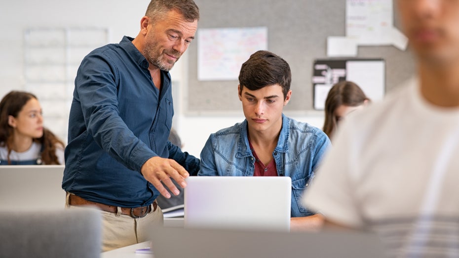 Noch immer gibt es in Deutschland keinen flächendeckenden InformatikUnterricht. (Foto: Shutterstock/Ground Picture) Studie zu digitaler Ausbildung: 70 Prozent der Berufseinsteiger fühlen sich unvorbereitet