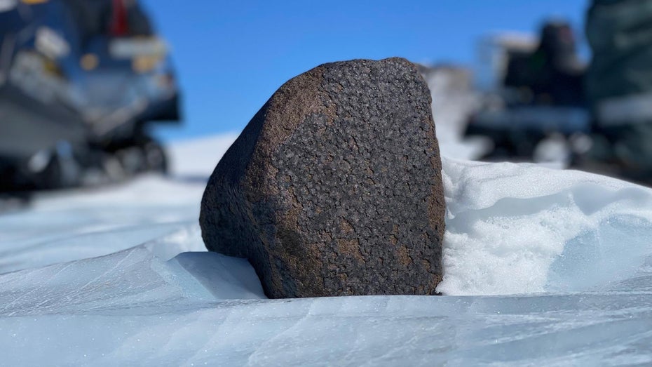 Forscher finden 7,6 Kilo schweren Meteoriten in der Antarktis Forscher finden 7,6 Kilo schweren Meteoriten in der Antarktis