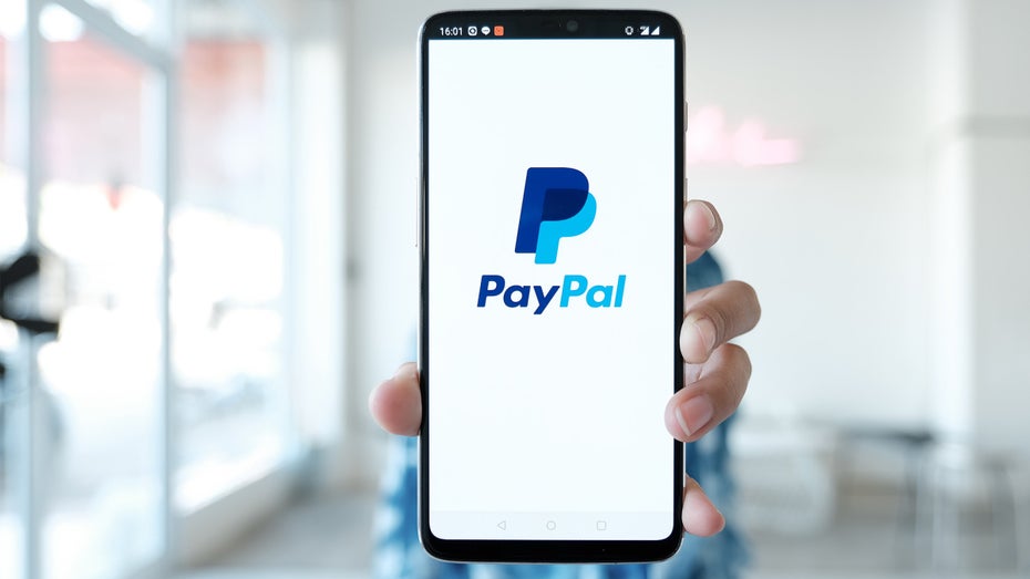 Das Bundeskartellamt untersucht Paypal. (Foto: Shutterstock / Jirapong Manustrong) Paypal unter Druck: Bundeskartellamt eröffnet Untersuchung