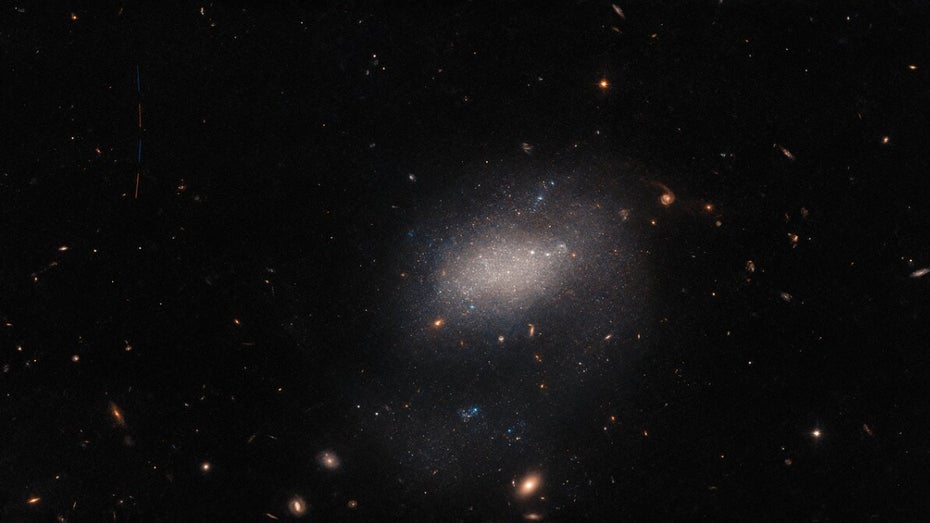 Photobomb: Hier drängt sich ein Asteroid in die Hubble-Aufnahme Photobomb: Hier drängt sich ein Asteroid in die Hubble-Aufnahme