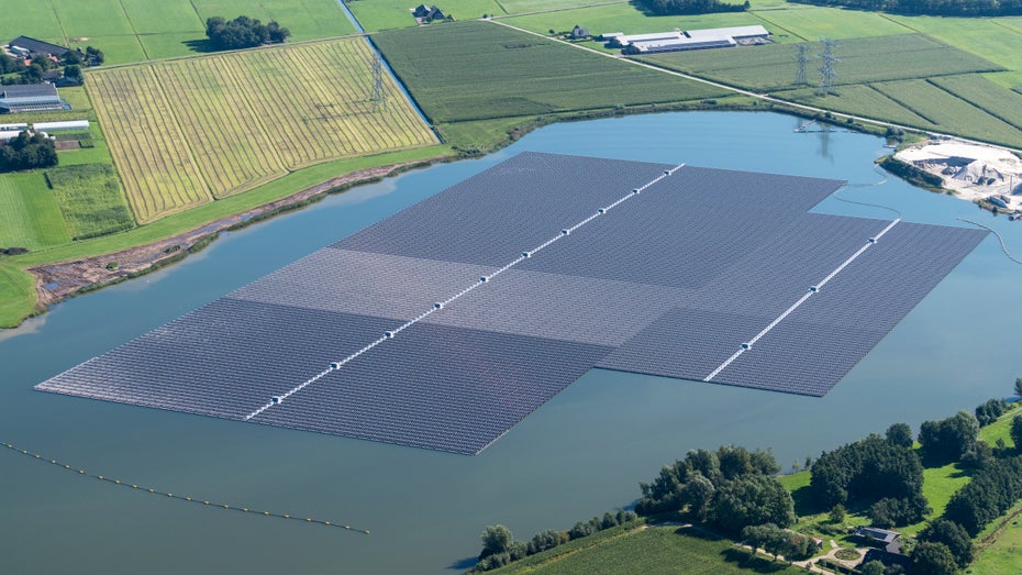 So eine große schwimmende PV-Anlage wie diese in Zwolle (Holland) wäre in Deutschland nicht erlaubt. (Foto: Aerovista Luchtfotografie/ Shutterstock.com) Solarenergie: Schwimmende Fotovoltaikanlage soll auf See in Baden-Württemberg entstehen