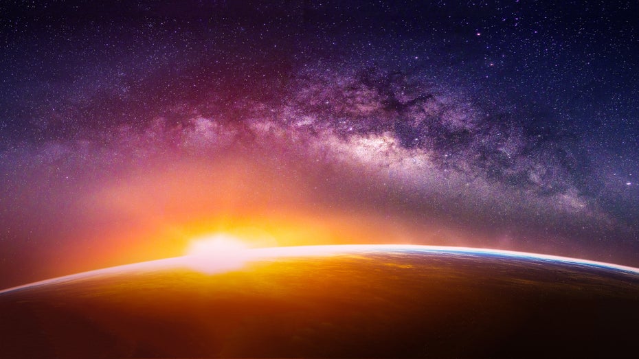 Sonnenaufgang vom Weltall aus gesehen - inklusive Erdblick und Milchstraße (Bild: Shutterstock / Nuttawut Uttamaharad)