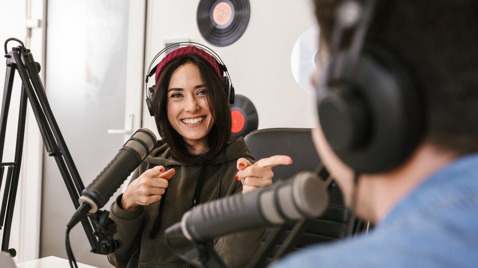 In unseren Podcast-Tipps findest du Podcasts auf Deutsch und Englisch. (Bild: Shutterstock/Dean Drobot) 10 Business-Podcasts, die du kennen solltest