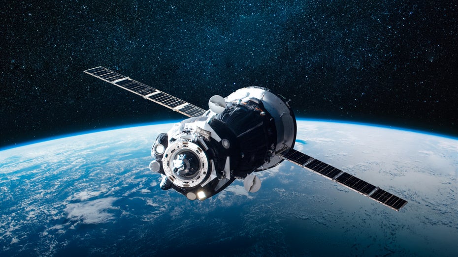 Perowskit lässt Satelliten länger leben. (Bild: Superstar/Shutterstock) Durchbruch für die Satellitennutzung: Dieses Solarpanel heilt sich selbst