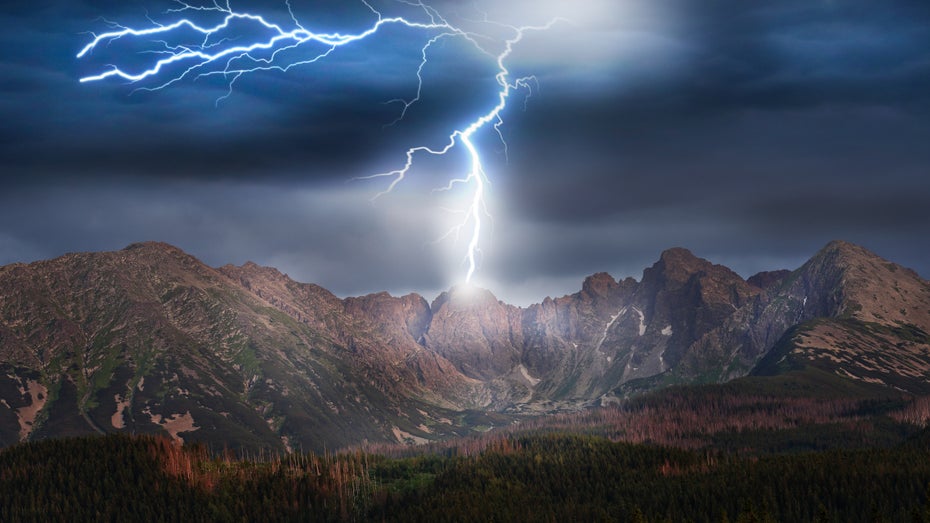 Blitzeinschlag in den Bergen. (Bild: Shutterstock/Ambrozinio)