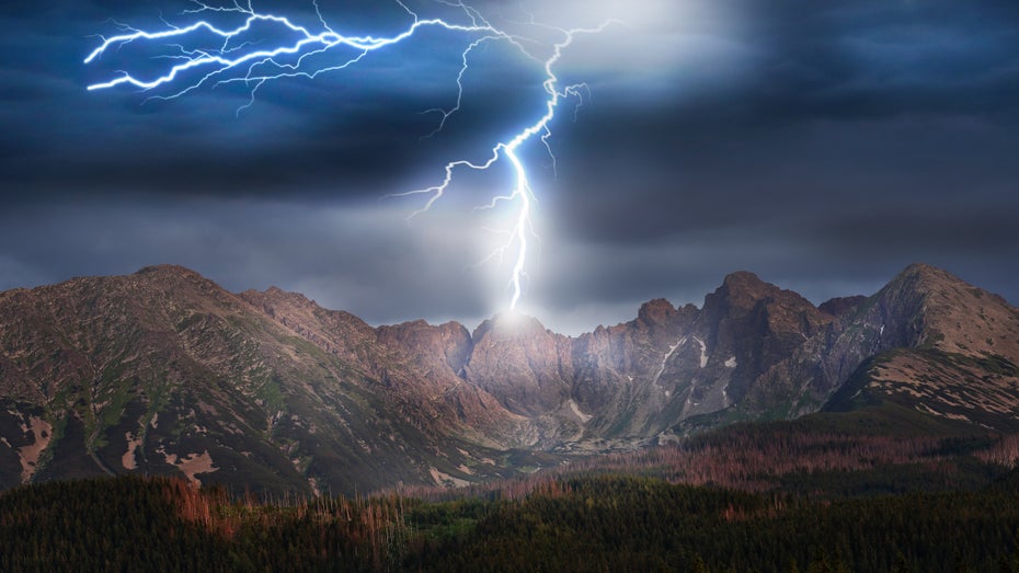 Wenn Blitze einschlagen, kann enormer Schaden entstehen. Bei einem Experiment in den Schweizer Bergen wurde nun erstmals ein Blitz per Laserstrahl umgeleitet. (Symbolbild: Shutterstock/Ambrozinio) Blitzeinschlag in den Bergen. (Bild: Shutterstock/Ambrozinio)