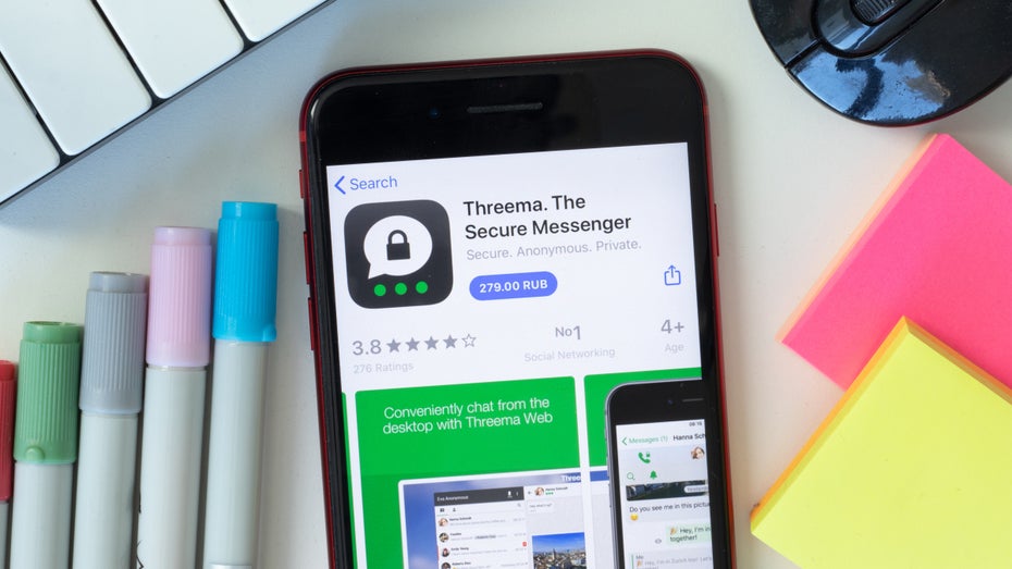 „Der sichere Messenger“: Threemas Ruf könnte unter den Forschungserkenntnissen leiden – beim Kurznachrichtendienst sieht man die Lage nicht so dramatisch. (Bild: Shutterstock / Postmodern Studio) Smartphone mit Logo von Threema (Bild: Shutterstock / Postmodern Studio)