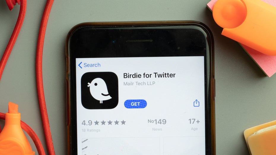 Das Logo von Third Party Client Birdie auf einem Smartphone-Bildschirm (Bild: Shutterstock / Postmodern Studio)