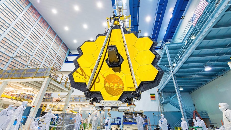 Das James-Webb-Weltraumteleskop hat bereits in Jahr 1 seiner wissenschaftlichen Arbeit mit bahnbrechenden Ergebnissen auf sich aufmerksam gemacht. (Foto: Shutterstock.com / BEST-BACKGROUNDS) Das James-Webb-Weltraumteleskop hat bereits in Jahr 1 seiner wissenschaftlichen Arbeit mit bahnbrechenden Ergebnissen auf sich aufmerksam gemacht. (Foto: Shutterstock.com / BEST-BACKGROUNDS)