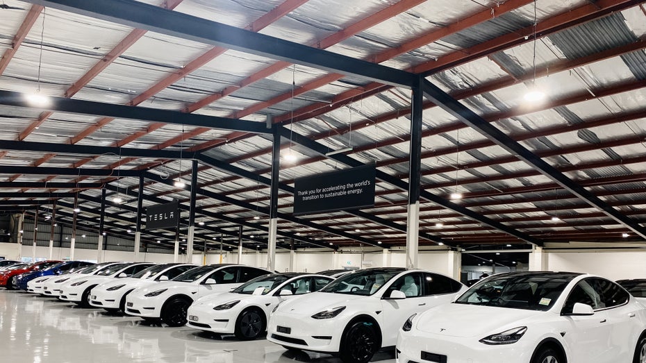 Brandneue Tesla-Modelle warten auf die Abholung: 2022 steigerte Tesla seine Auslieferungszahlen um satte 40 Prozent. (Foto: Shutterstock.com/Ice_Blue) Brandneue Tesla-Modelle warten auf die Abholung: 2022 steigerte Tesla seine Auslieferungszahlen um satte 40 Prozent. (Foto: Shutterstock.com / ice_blue)