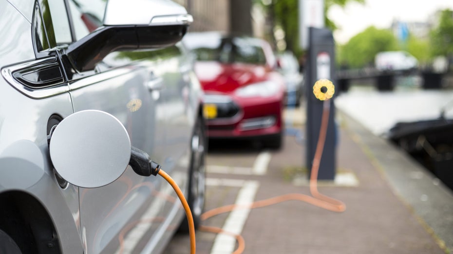 Auto beim Laden an einer öffentlichen Ladestelle. (Bild: Shutterstock.com/Sopotnicki)