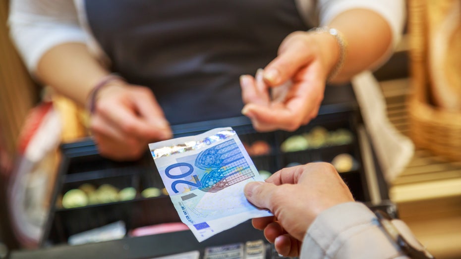 Geld abheben an der Kasse: Geht den Supermärkten das Bargeld aus?