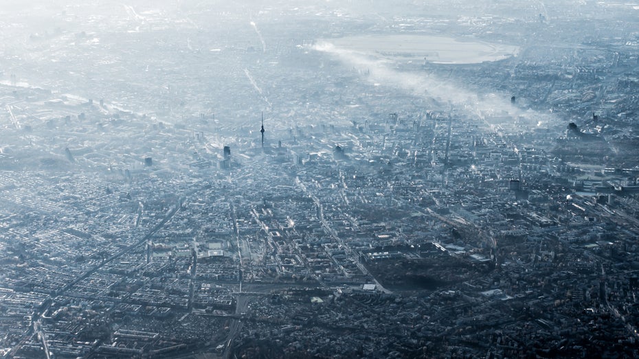 Smog in Berlin. (Foto: Tomasz Mazon/ Shutterstock.com) Neue KI-Modelle sollen städtische Luftverschmutzung genauer erfassen