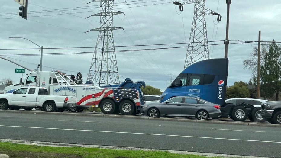 Tesla Semi: Brandneuer Elektro-Sattelschlepper muss bereits abgeschleppt werden Tesla Semi: Brandneuer Elektro-Sattelschlepper muss bereits abgeschleppt werden