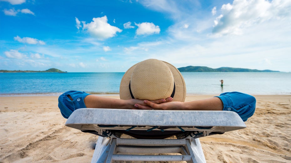 Im Urlaub sollten Mitarbeiter entspannen können. (Foto: Shutterstock / PIXA) Wer Kollegen im Urlaub stört, zahlt in dieser Firma 1.200 Dollar