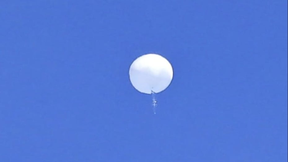 Hat für Aufruhr gesorgt: Ein kleiner weißer Ballon schwebt Anfang Februar im US-amerikanischen Luftraum. (Foto: dpa) Spionageballons: Wie funktionieren sie und warum werden sie noch eingesetzt?