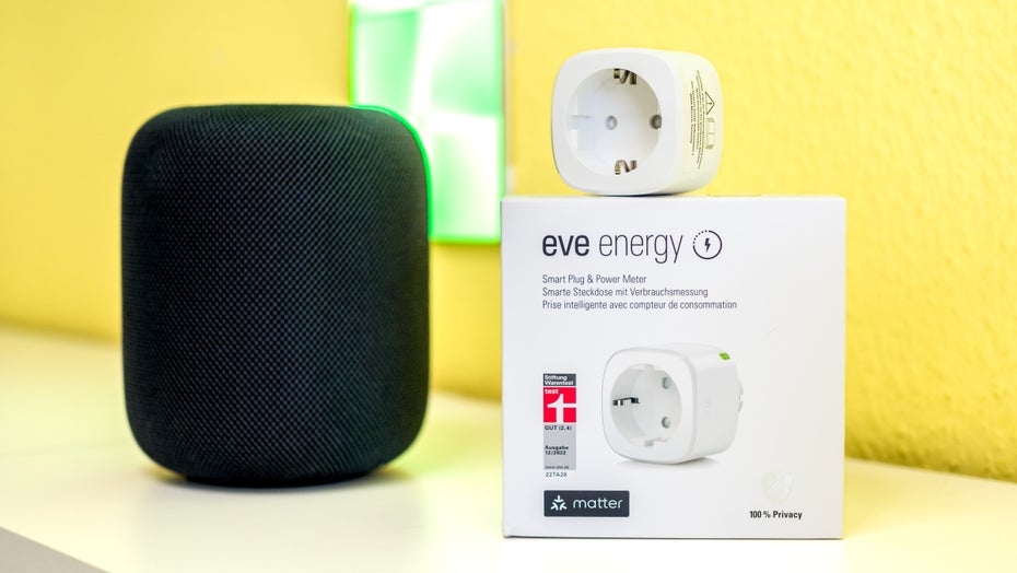 HomePod 2 in Schwarz mit Eve Energy und Verpackung samt Matter-Logo