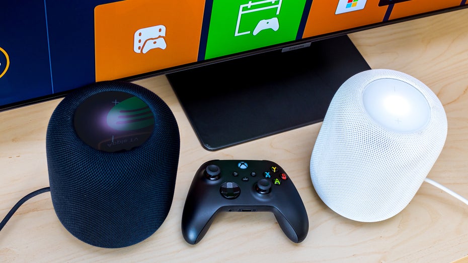 HomePod 2 im Stereobetrieb mit Xbox-Controller vor Fernseher