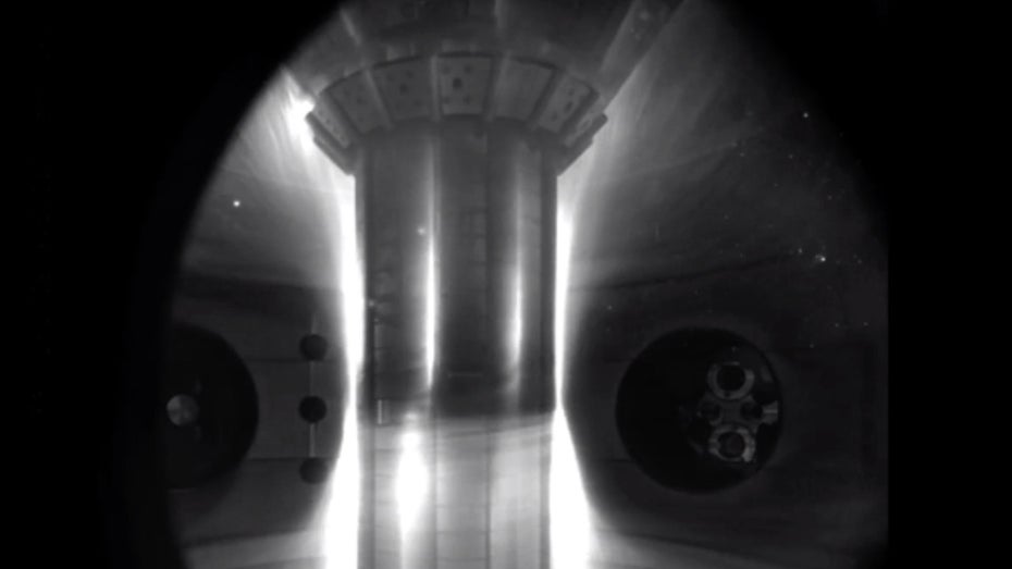 Die Fusionsreaktion im Inneren eines Experimentalreaktors: Ein schönes Schauspiel, das aber sehr viel Geld kostet. (Screenshot: Tokamak Inc/ t3n.de) Blick in den Fusionsreaktion: So magisch sieht Plasmabildung aus