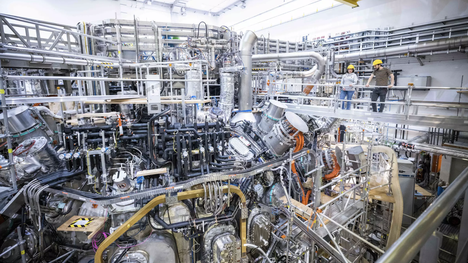 Die Fusionsanlage Wendelstein 7‑X in Greifswald ist der modernste und größte Stellarator der Welt. Hier zu sehen: die Experimentierhalle. (Bild: MPI für Plasmaphysik/Jan Hosan) Experimentierhalle der Fusionsanlage Wendelstein 7-X (Bild: MPI für Plasmaphysik / Jan Hosan)