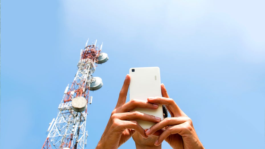 Bei Cell Broadcast werden Nachrichten wie Rundfunksignale versendet. (Foto: foto500 / Shutterstock) Bundesweit verfügbar: Cell Broadcast soll die Bürger besser warnen