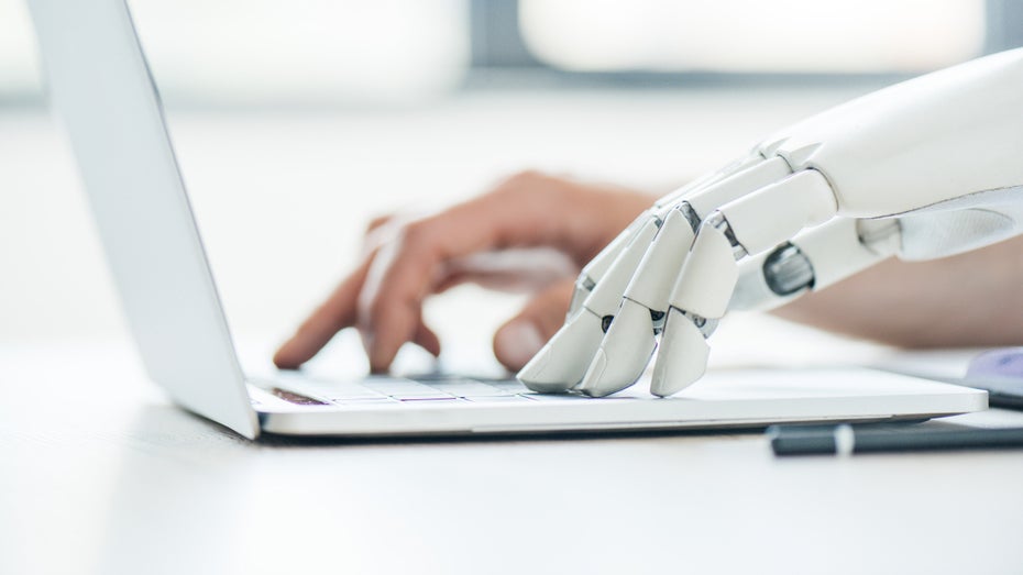 Was wenn die KI am Arbeitsplatz übernimmt? (Bild:LightField Studios/ Shutterstock) ChatGPT ersetzt erste Jobs: Diese Bereiche sind besonders betroffen