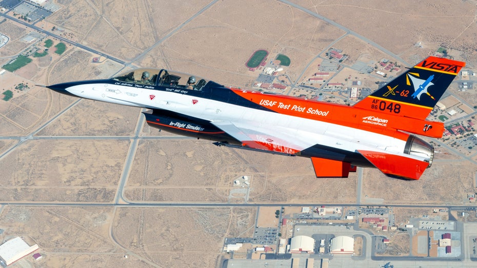 KI fliegt taktisches Flugzeug: Autonomer Kampfjet absolviert 17-Stunden-Testflug